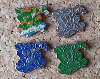 Vintage Teenage Mutant Ninja Turtles Michelangelo-nålar: Mikey skateboarding (4 färger) emaljnålar