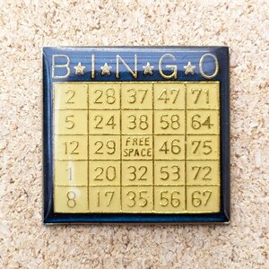 Pin's bleu vintage en émail pour carte de bingo