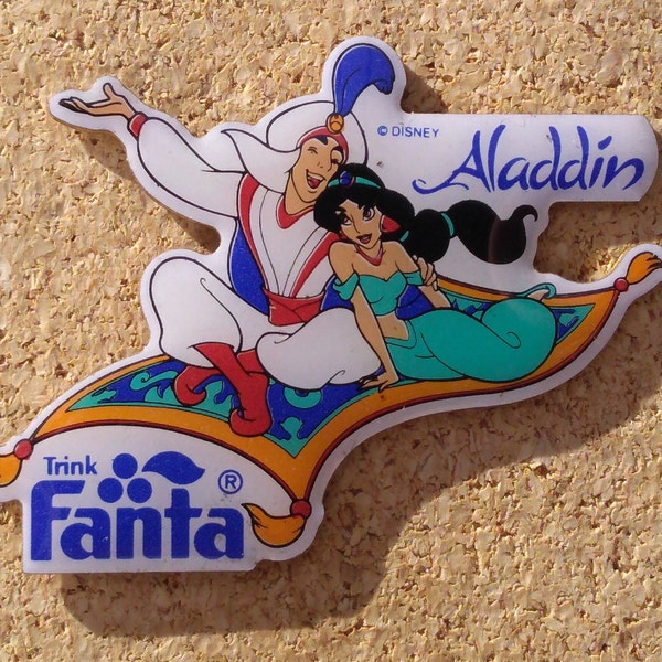 épinglette promotionnelle aladdin fanta vintage : Aladdin et Jasmine sur l’épingle en émail du tapis magique