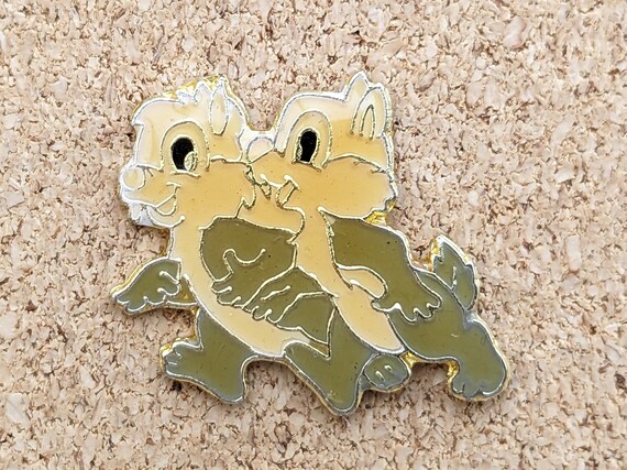 Chip 'n Dale ディズニー Disney ピンバッジ レア 希少 リス Vintage Disney Classic Chip and Dale Enamel Pin - Etsy