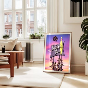 K&ouml;nnte beinhalten: Ein Vintage-Motel-Schild mit einem Surfbrett und den Worten "Salami Inn" in pinken und wei&szlig;en Neonbuchstaben vor einem lila und rosa Sonnenuntergang.