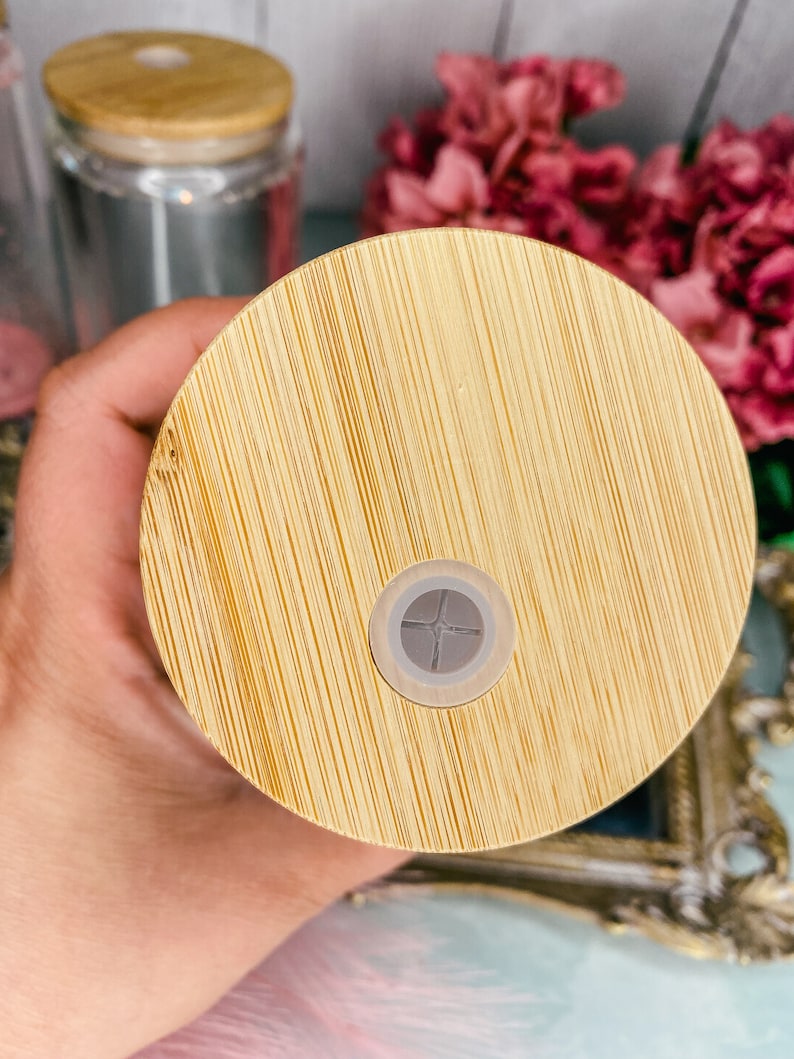 Peut inclure: Un couvercle rond en bois de couleur brun clair avec un centre gris l&eacute;g&egrave;rement sur&eacute;lev&eacute;. Le couvercle a une texture de grain de bois.