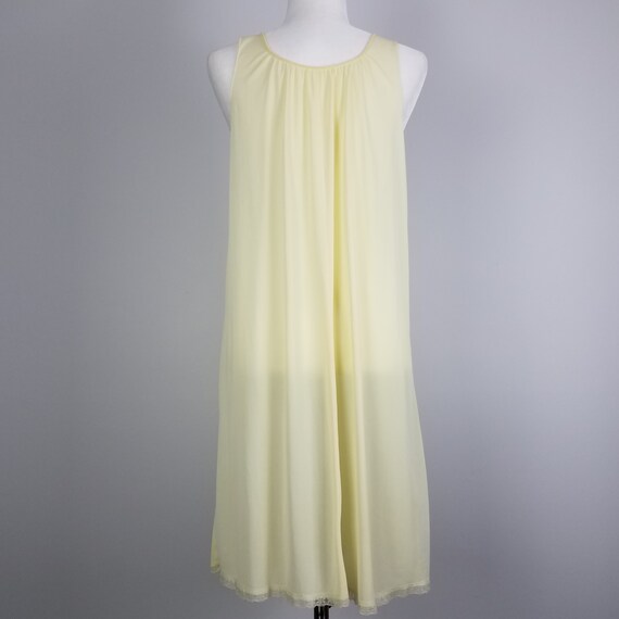 60's Vintage Embroidered Pale Yellow Peignoir Set… - image 4