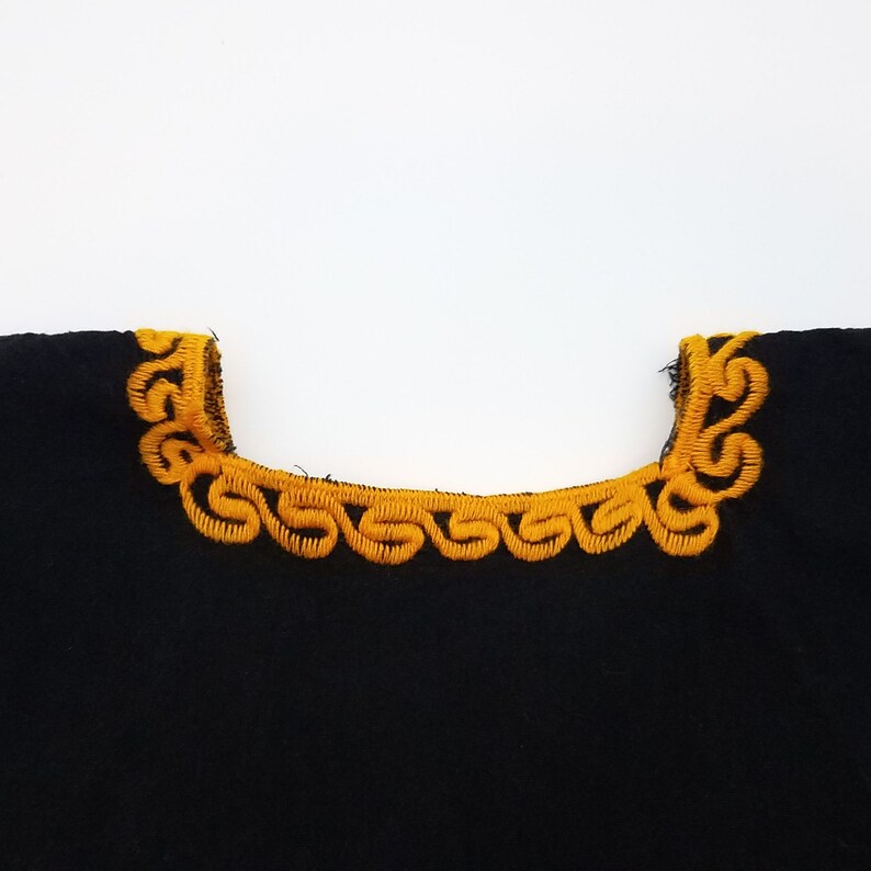 70/'s Vintage Black Boxy Linen Embroidered Sunflower Top Boho Hippie Mexican Blouse Medium Size 4 Size 6