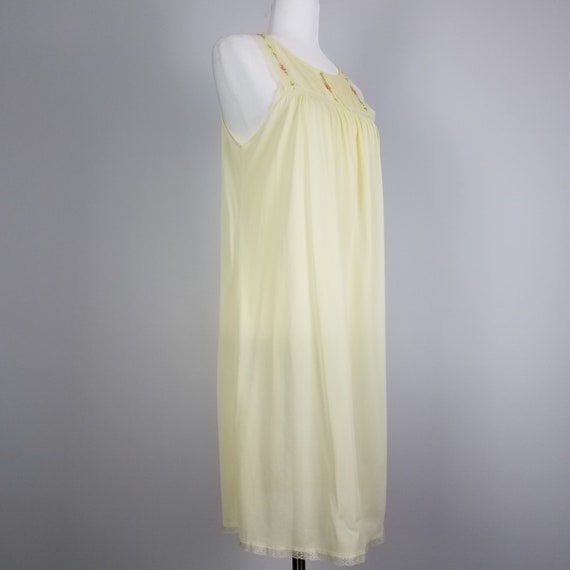 60's Vintage Embroidered Pale Yellow Peignoir Set… - image 3