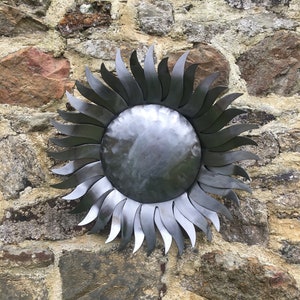 Handgefertigte große, glänzende Sonne aus Metall zur Wandmontage. Metall-Boho-Wandkunst für den Innen- und Außenbereich, hergestellt von einem Schmied. Schöne Geschenkideen.