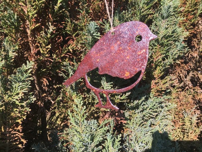 Verroeste Hangende Robin in metaal Handgemaakte roestige tuincadeaus Decoratieve buitenkunst Buitenmetaalkunst afbeelding 2