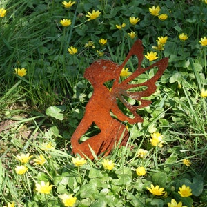 Garden Fairy Ornament. Arte del giardino di metallo arrugginito