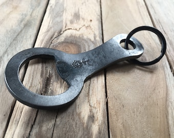 Porte-clés Décapsuleur fabriqué à la main en acier par un forgeron