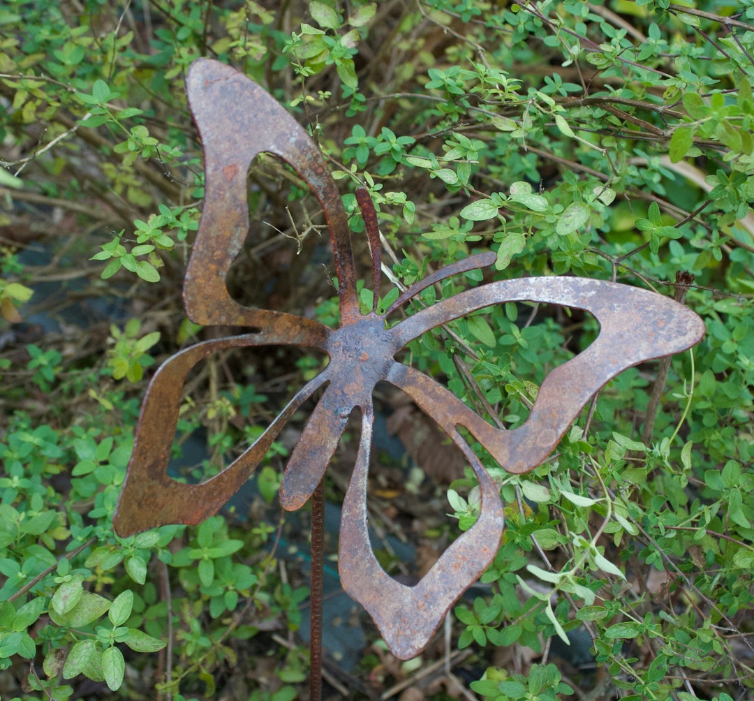 Statuette Fée Métal Rouillé UNUS - Déco Jardin Elfe Sur Bâton - 18x15cm - Résistante Aux Intempéries