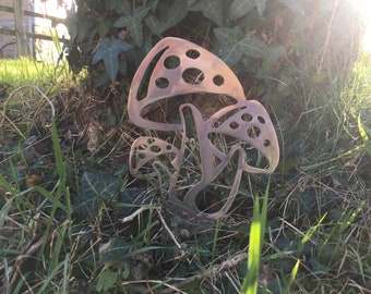 Mushroom Garden art in Metal - Handmade shiny garden gifts - Exterior decorative art - Outdoor metal art