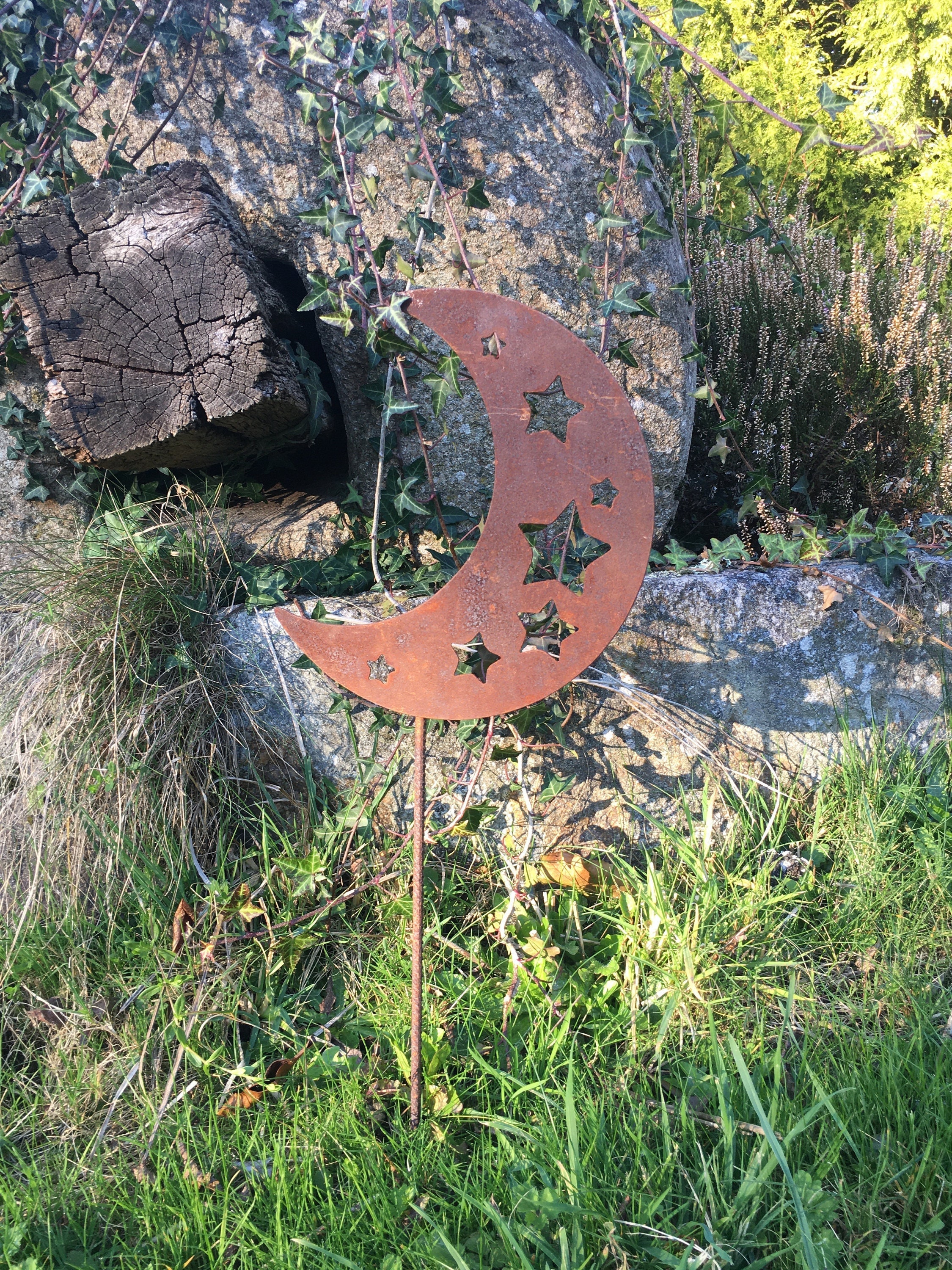 Rusty Moon With Stars - Pieux de Jardin et Pot Plantes Art en Métal Rouillé Mystique, Spirituel + Mi