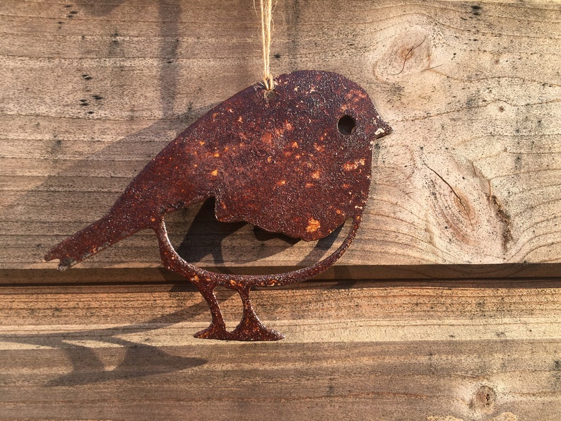 Verroeste Hangende Robin in metaal Handgemaakte roestige tuincadeaus Decoratieve buitenkunst Buitenmetaalkunst afbeelding 1