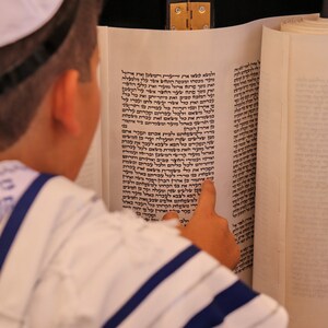 Bar Mitzva Bräutigam Gebete aus Sefer Tora neben der westlichen Mauer Jerusalem Israel jüdischen Holly Ort Holly Land Foto Leinwand Druck Dekor