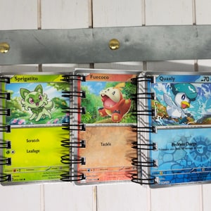 Minicuaderno PokéNote hecho a mano: diario con cartas Pokémon recicladas