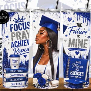 Può includere: Un involucro per bicchiere da 20 once con un tema di laurea. Il design presenta una laureata con cappello e toga, insieme a testi motivazionali come "Focus, Pray, Achieve, Repeat" e "The Future is Mine". La combinazione di colori è blu, argento e bianco.