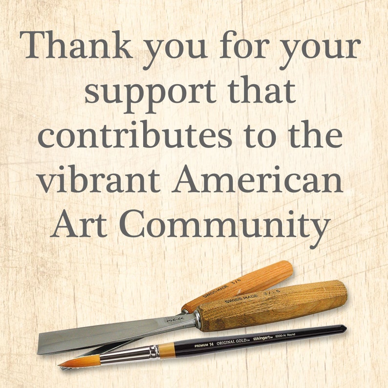 Puede incluir: La imagen muestra el texto: "Gracias por su apoyo que contribuye a la vibrante comunidad art&iacute;stica estadounidense". Debajo hay herramientas para tallar madera y un pincel. Las herramientas tienen mangos de madera y hojas de metal. El pincel tiene un mango negro.