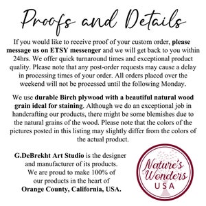 Puede incluir: Texto sobre un fondo blanco que proporciona detalles sobre pedidos personalizados, tiempos de procesamiento y materiales del producto. Incluye un logotipo de "Nature's Wonders USA". El t&iacute;tulo es "Proofs and Details".