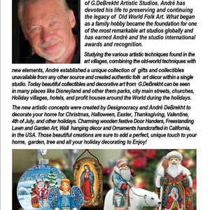 Puede incluir: La imagen muestra una colecci&oacute;n de decoraciones de arte popular con tem&aacute;tica navide&ntilde;a. Se presentan una bola de Navidad azul y blanca, una figura de &aacute;ngel y figuras de madera de Pap&aacute; Noel. El texto de la imagen dice "Designocracy USA".