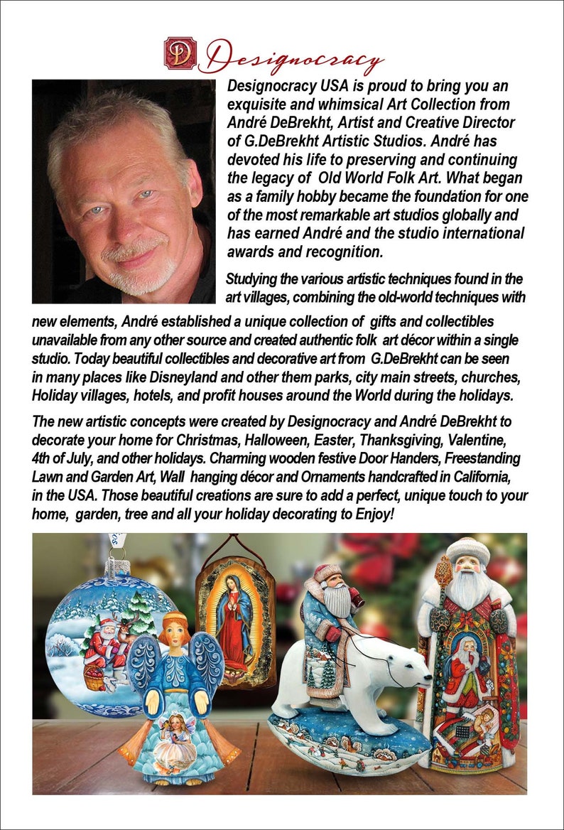 Puede incluir: La imagen muestra una colecci&oacute;n de decoraciones de arte popular con tem&aacute;tica navide&ntilde;a. Se presentan una bola de Navidad azul y blanca, una figura de &aacute;ngel y figuras de madera de Pap&aacute; Noel. El texto de la imagen dice "Designocracy USA".