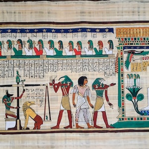 Può includere: Un rotolo di papiro egizio colorato che rappresenta la cerimonia della pesatura del cuore. Anubis, il dio dalla testa di sciacallo, pesa il cuore di una persona defunta contro una piuma, mentre Thot, il dio della saggezza, registra i risultati. La scena si svolge nella Sala delle Due Verità, dove Osiride, il dio degli inferi, presiede il giudizio dei morti.