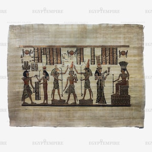 Peut inclure: Un rouleau de papyrus peint à la main représentant une scène de l'Égypte ancienne. Le rouleau représente un pharaon et d'autres personnages en or et en rouge, avec des hiéroglyphes en noir. Le rouleau est monté sur un fond beige.