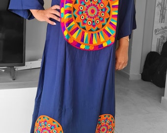 Haftowany egipski bawełniany kaftan: granatowa letnia sukienka