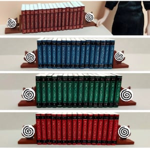 Puede incluir: Cuatro juegos de sujetalibros con un diseño de caracol. Cada juego presenta un color diferente: rojo, azul, verde y rojo. Los sujetalibros sostienen un conjunto de libros con la palabra "ENCYCLOPEDIA" en los lomos.