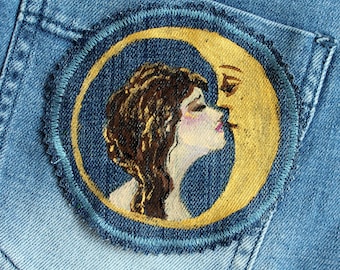 Mujer pintada a mano besando camino de la luna Chaqueta de parches de mezclilla Jeans reciclados para mujeres PERSONALIZADO