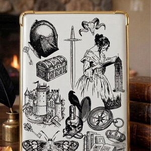 Könnte beinhalten: Eine weiße Tablet-Hülle mit goldenem Rand, die schwarz-weiße Illustrationen eines Helms, Schwerts, Schlosses, Schlüssels, Schmetterlings und einer lesenden Frau zeigt. Weitere Illustrationen sind Schädel, Kompass und Bücher.