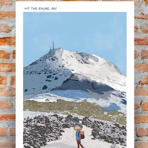 Peut inclure: Illustration d'une montagne enneigée avec une personne marchant sur un sentier. L'œuvre présente un ciel bleu, des sommets enneigés et le texte "HIT THE RHUNE, BA!" et "BA ADVENTURES". La personne porte une veste bleue, un bonnet et un pantalon à motifs rouges.