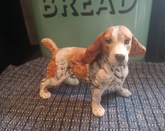 Zabytkowa kamionka ceramiczna Springer Spaniel pies ręcznie malowany ornament. Zabytkowy wystrój domu. Kolekcjonerskie ozdoby.