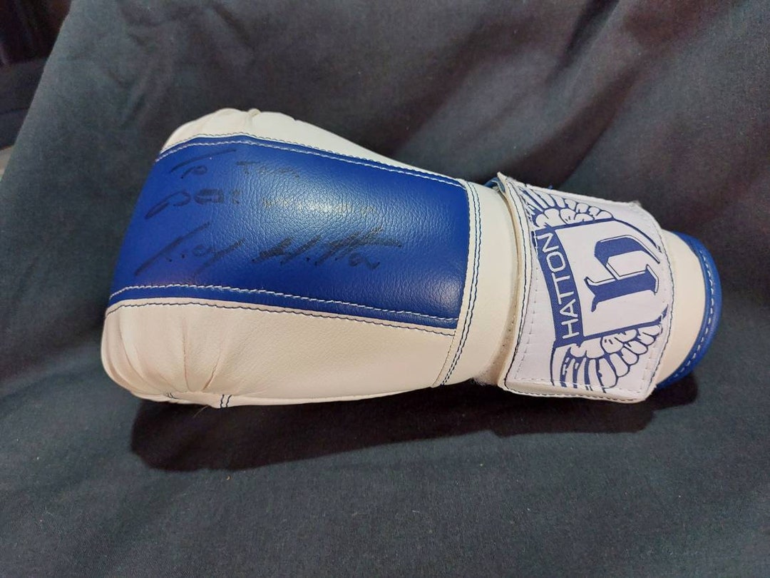 Vintage Ricky Hatton Signed Boxing Glove. Boxing Collectable, Boxing Paraphernalia. Boxing