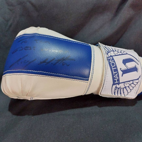 Vintage Ricky Hatton signed boxing glove. Boxing collectable, boxing paraphernalia. Boxing Memorabilia. Sparring glove.