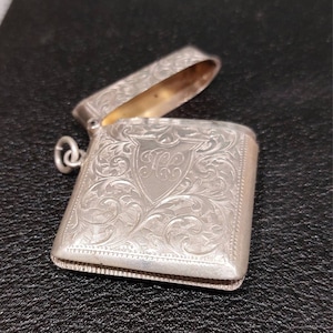 Antico argento inglese 1902 William M Hayes Custodia vesta in argento sterling. Porta fiammiferi antico. Custodia per fiammiferi in argento massiccio. Design Art Nouveau.