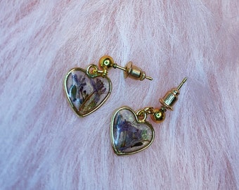 Heart shaped resine earring with natural flower resin earring with gold frame and narural flower