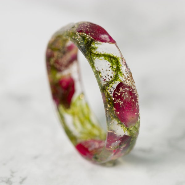 Anneau de bande avec fleur pressée à sec pétales de rose mince bague en résine pour les femmes, bague d'inspiration nature