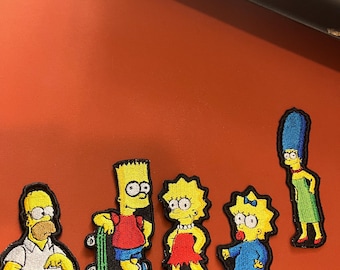 Strykmärke med Homer Simpson och hela familjen. Nu är han inte ensam. Se hur glad han är när hans familj lyser upp hans dag!!