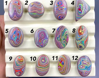 Prachtige Fordite-cabochon, veelkleurige Detroit-agaat-edelsteen, gemengde vorm cabochon, motoragaat-edelsteen