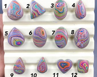 Prachtige Fordite-cabochon, veelkleurige Detroit-agaat-edelsteen, gemengde vorm cabochon, motoragaat-edelsteen