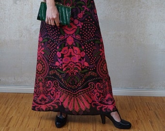 Taille de robe maxi vintage des années 60 70. Robe Empire 36/38 S/Mètre émise motif floral ornemental imprimé rose noir