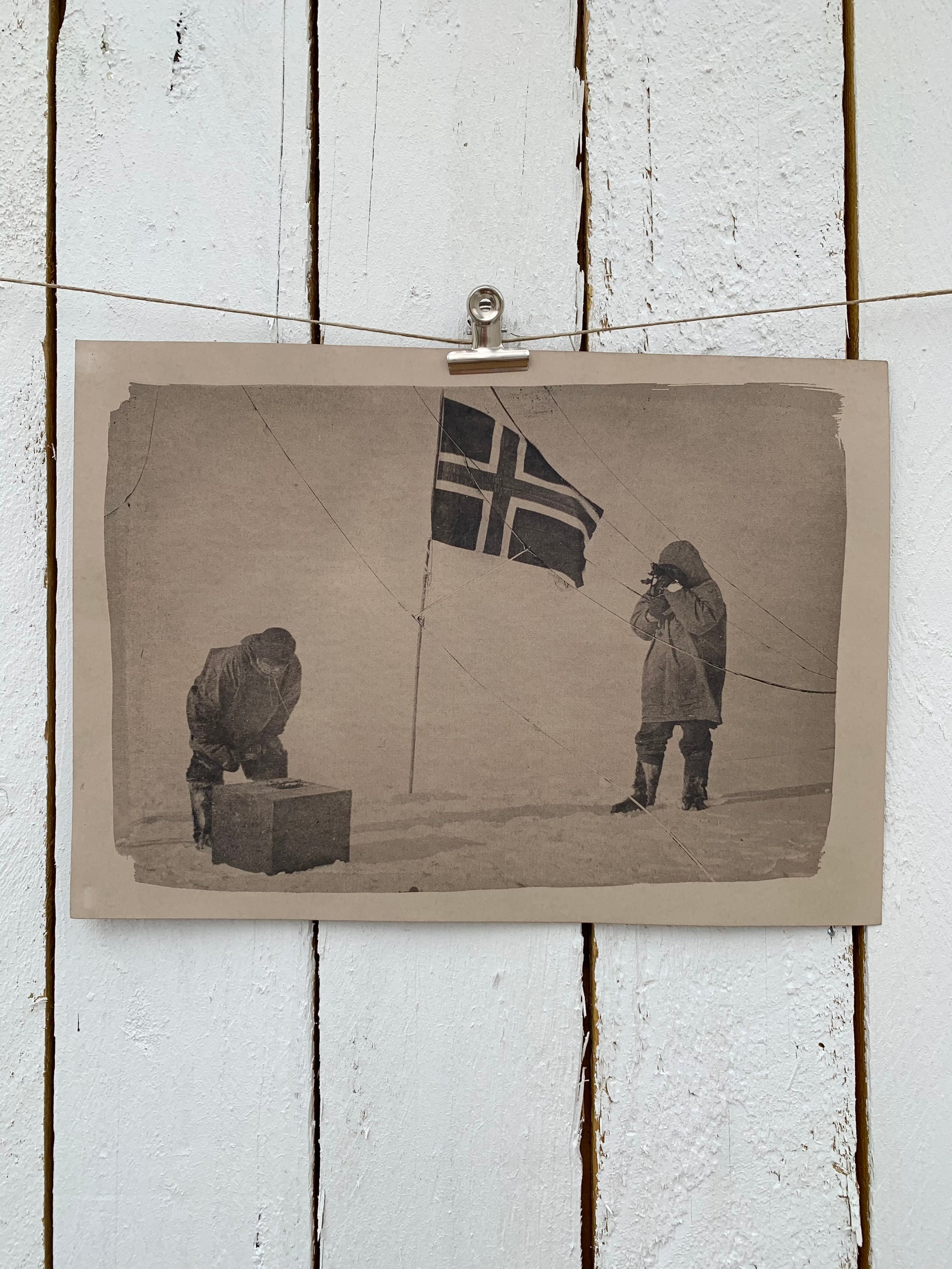 Cyanotype Virage Sepia de R.amundsen en Arctique avec Le Pavillon Norvégien - A4 Photographie Altern