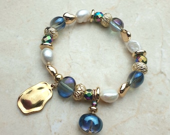 Extravagant colourful bracelet with freshwaterpearls