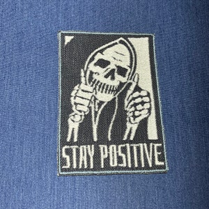 Lustiger Death Grim Reaper Stay Positive Aufnäher auf Denim gestickt