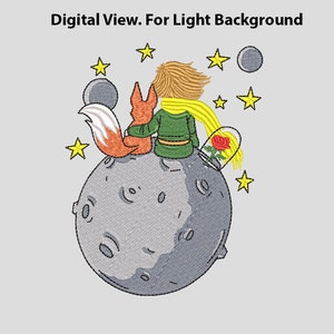 Peut inclure: Un motif de broderie numérique représentant un garçon aux cheveux jaunes, un renard et une rose rouge dans un bocal en verre. Ils sont assis sur une lune grise avec des étoiles jaunes en arrière-plan.