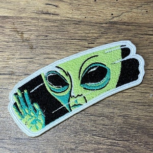 Alien wipes the mirror patch embroidered.