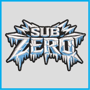 Puede incluir: Parche bordado con las palabras "SUB ZERO" en blanco y azul, contorneado en negro. El diseño incorpora formas dentadas y heladas y carámbanos, sobre un fondo gris claro con un borde azul.