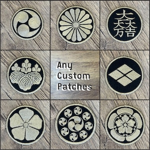 Könnte beinhalten: Neun gestickte Patches mit verschiedenen Designs, darunter eine Blume, ein Kreis mit einem Wirbelmuster und ein japanisches Zeichen. Die Patches sind alle schwarz mit goldener Stickerei und der Text "Any Custom Patches" befindet sich in der Mitte des Bildes.