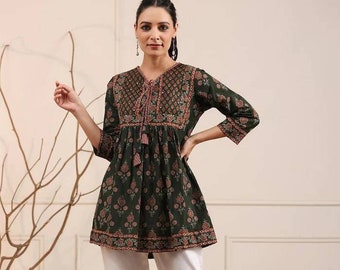 Kurze Kurti - Indisch Ethnic Green & Maroon Floral bedruckte A-Linie Pailletten Tunika aus reiner Baumwolle für Frauen - Sommer Tops für Frauen - Boho Hippie