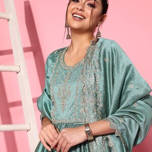 Ensemble kurta en soie pour femme Kurta brodé rose à motifs ethniques avec pantalon et dupatta Robe de mariée indienne Vêtements ethniques femme image 9